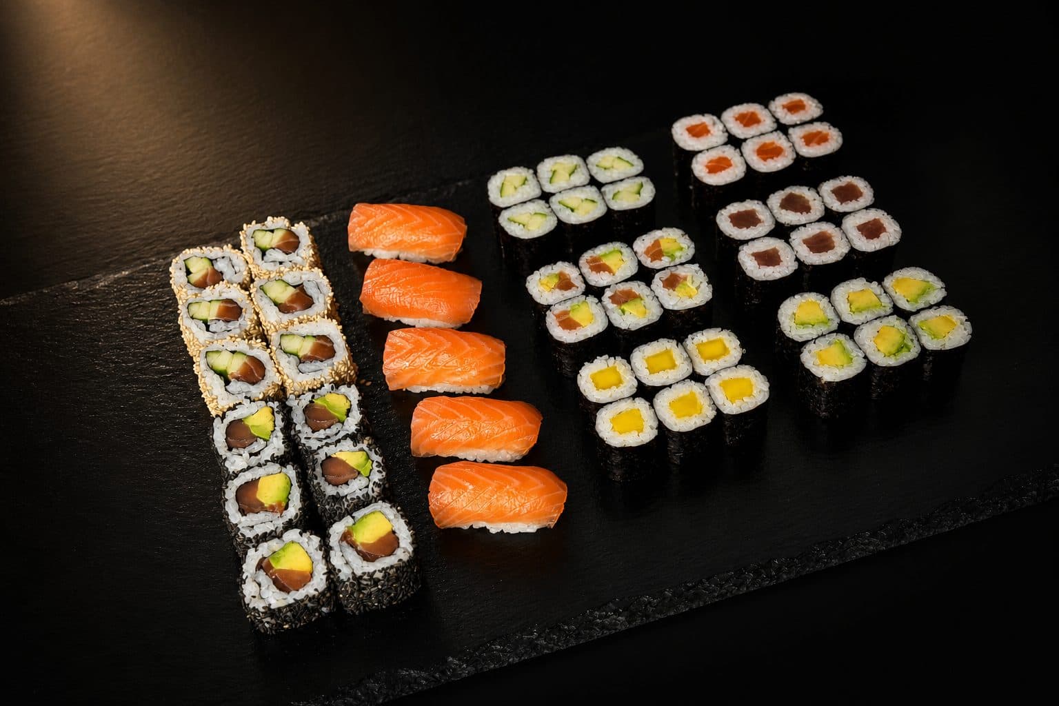 Sushi platter na černé břidlici - maki, nigiri a uramaki